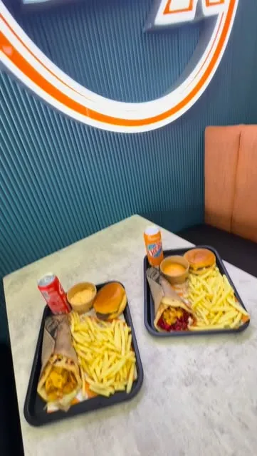 Deux plateaux servis en salle, sous le logo Crunchy X