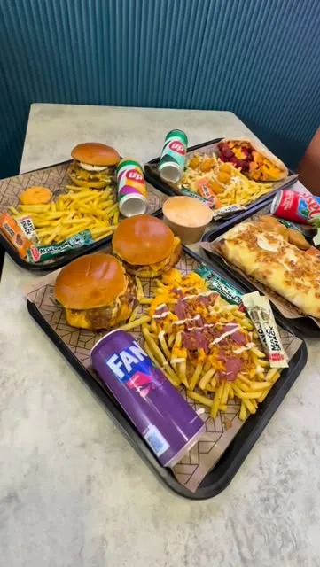 Plateaux garnis : burgers, frites cheddar et sandwichs