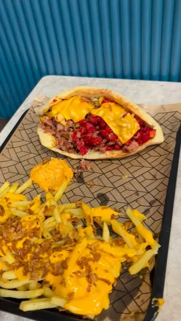 Naan garni et frites nappées de cheddar